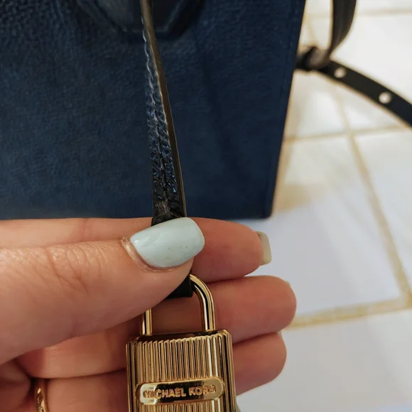 ✨SOLD✨ Michael Kors Navy Leather Handbag - Picture 2 of 10